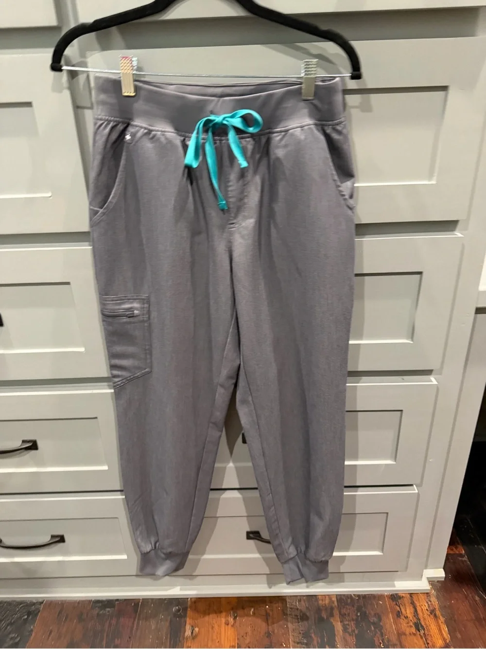 Figs Zamora joggers in graphite - Picture 1 of 4
